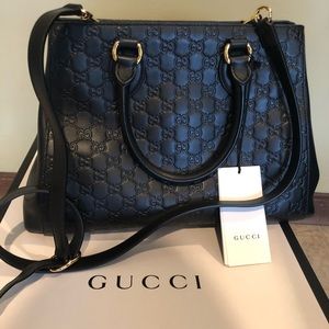 A Gucci leather handbag